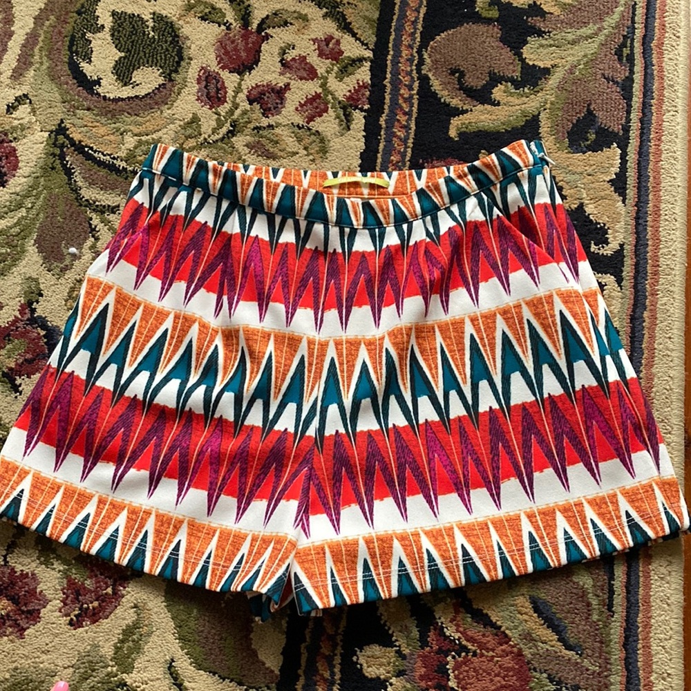 Gianni Bini colorful shorts. 2 and 1/2 inch inseam. Has pockets